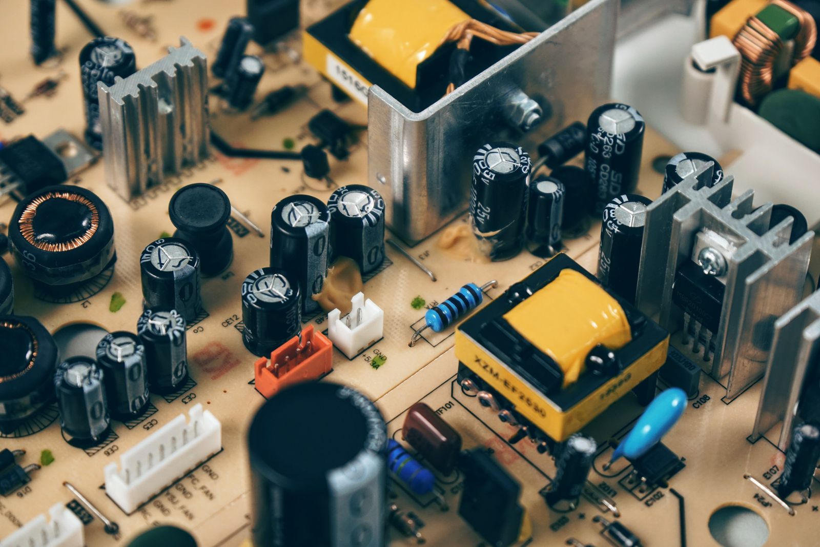 Power-stage printed circuit board assembly with transformers, heat sinks and electrolytic capacitors